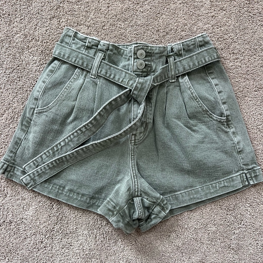 American Eagle Outfitters High-Waist Green Paperbag Shorts with Belt